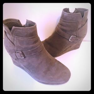 Brown suede wedge bootie